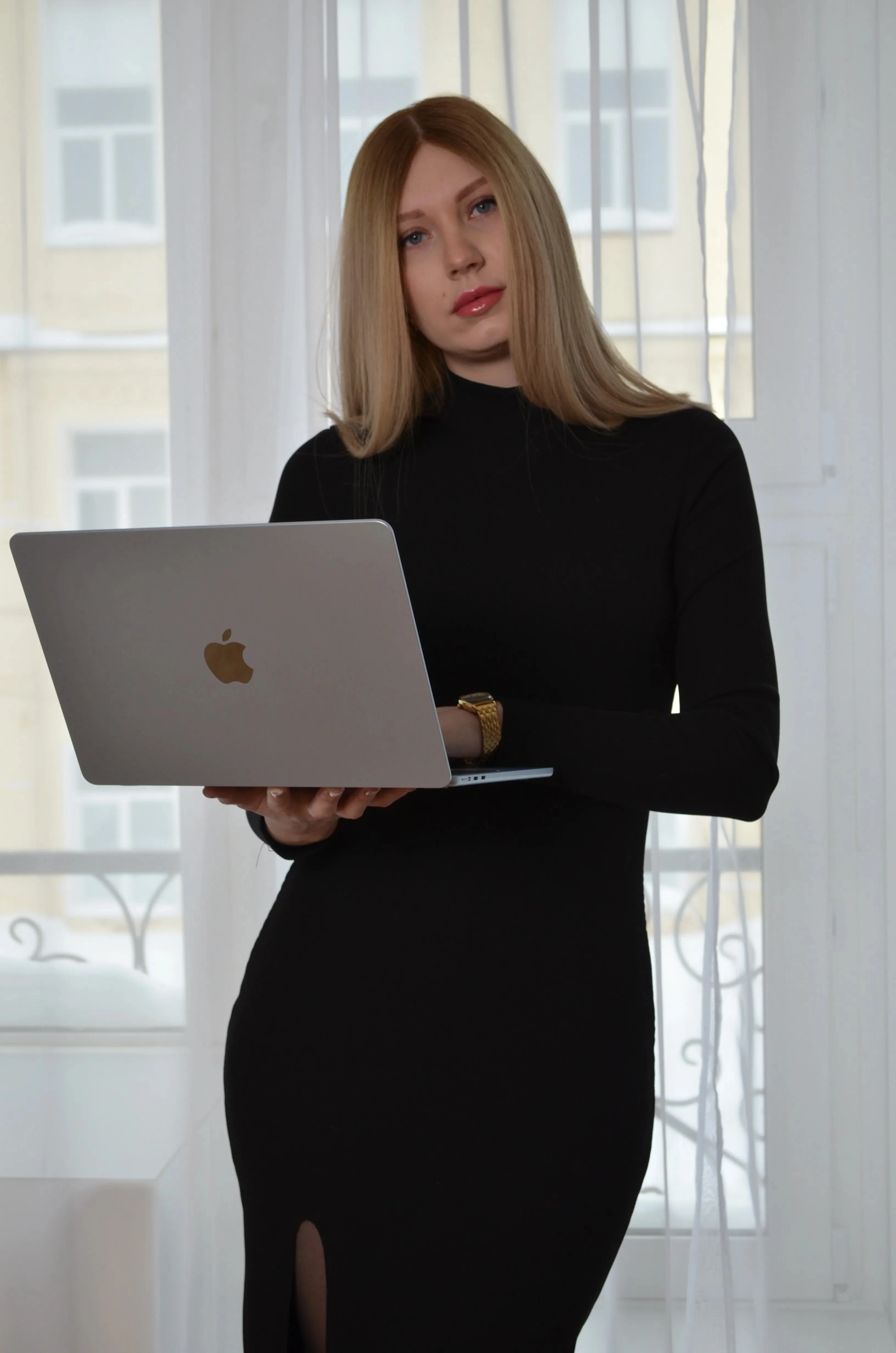 Юлия Созинова - SERM специалист за работой, анализ данных